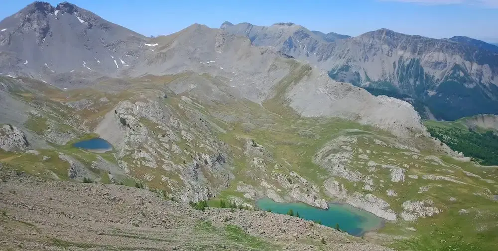 PLac d'Allos dans le parc national du Mercantour vu depuis le col de l'Encombrette