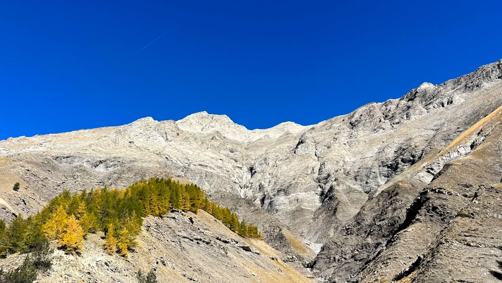 Vue des sommets autour du vallon caché situé dans le parc du Marcantour
