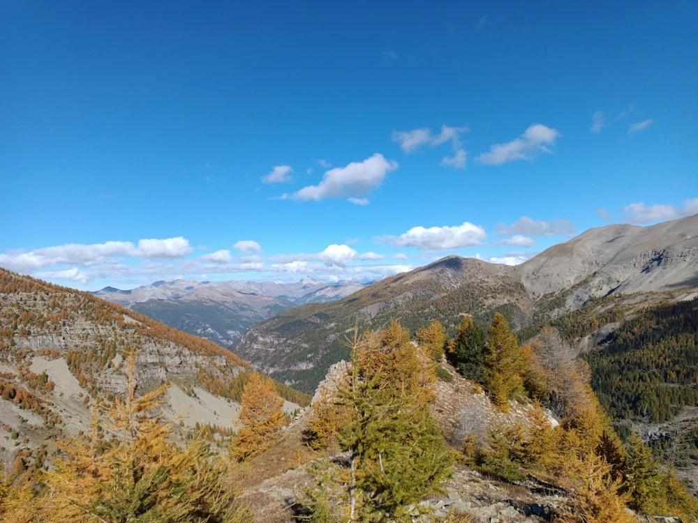 Vue depuis les hauteurs du vallon de la Lance situé dans l'aire d'adhésion du parc National du Mercantour